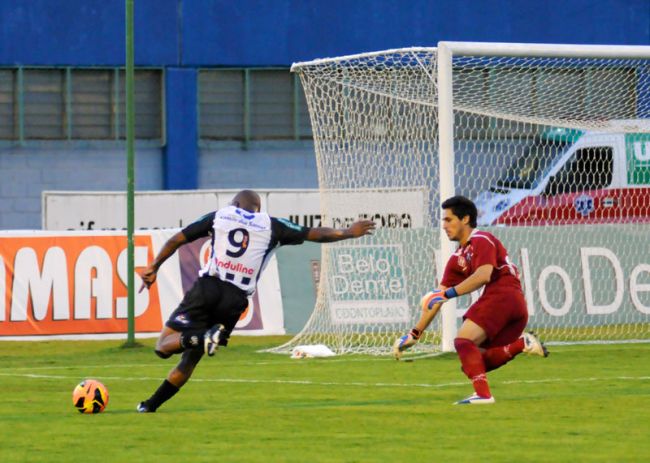 Ademilson dribla o goleiro antes de balançar a rede