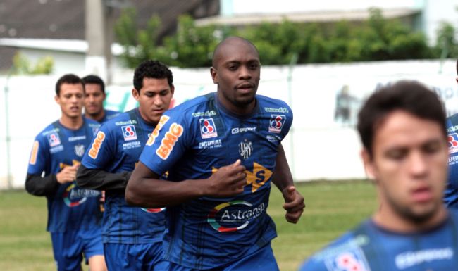 Fernando Priamo Zagueiro, ao centro, já treinou com o grupo hoje