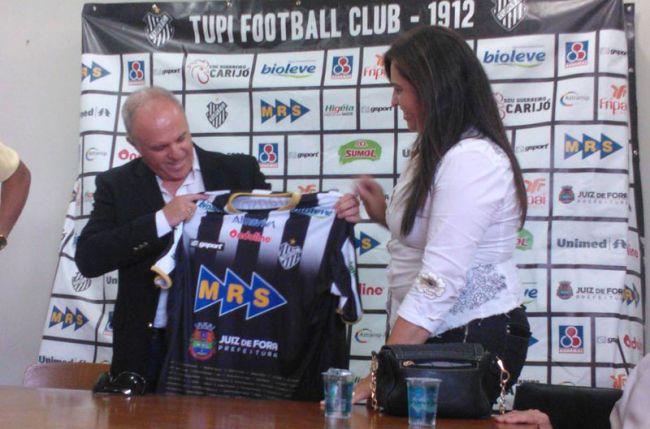 Wallace Mattos/26-02-14 Myrian Fortuna entregou camisa ao novo treinador