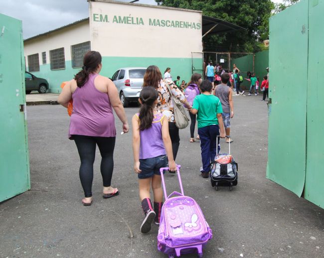 Alunos chegam para aula na rede municipal
