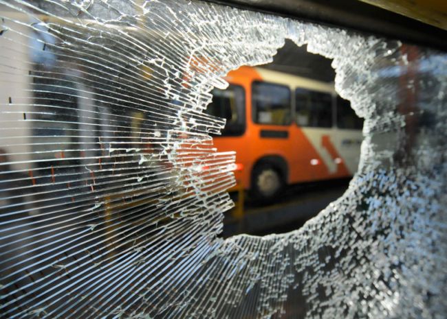 Coletivo teve os vidros quebrados por uma pedra arremessada