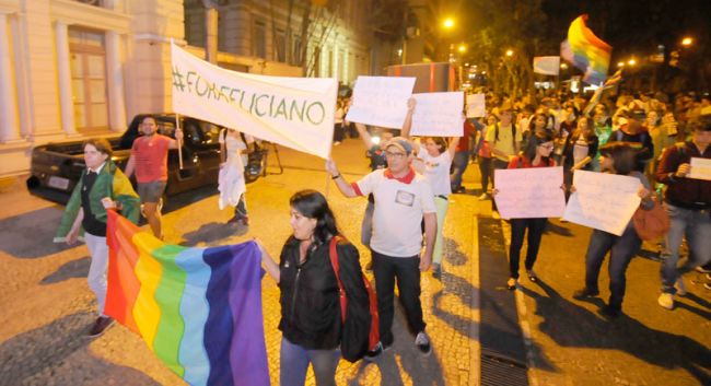 Lucas Tavares/28-06-13 No Dia do Orgulho Gay, manifestantes levaram suas bandeiras para a rua
