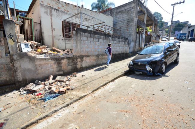 Dois carros e seis motos ficaram danificados