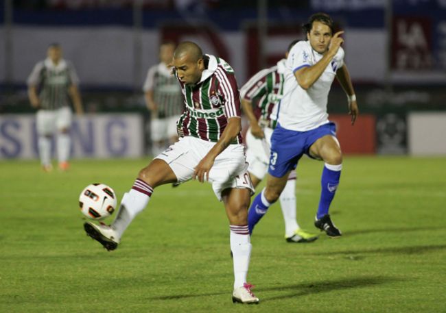 Luiz Ackermann/Photocamera Emerson tenta dominar a bola no Uruguai