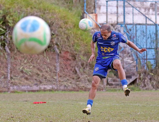 Leonardo Costa Atacante Maranhão briga por uma das vagas