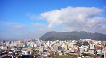 Céu claro com poucas nuvens nesta segunda-feira