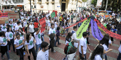 Grito dos Excluídos reúne 300 pessoas na cidade 2 Manifestantes percorreram a Rio Branco
