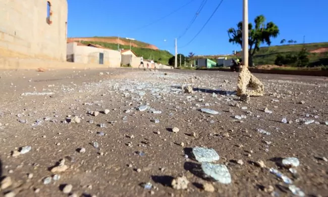 Leonardo Costa/30-01-14 Pedras e cacos de vidros ficaram espalhados no chão