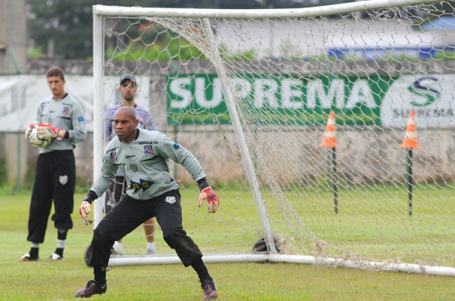 Antonio Olavo Cerezo/Arquivo TM Arqueiro em sua última passagem por JF, em 2010