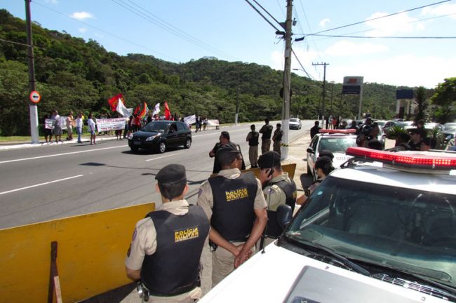 Cerca de 70 policiais militares acompanharam a mobilização, que ocorreu pacificamente