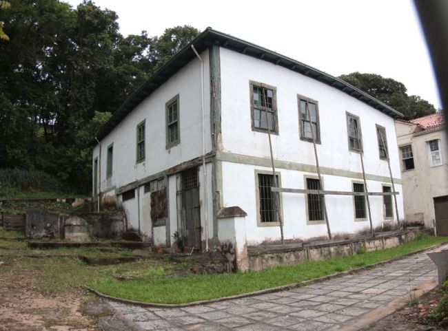 Deteriorada pelo tempo, Fazenda da Tapera foi escorada por mourões