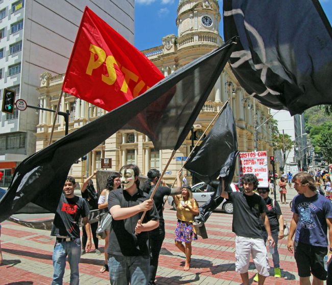 Grupo desceu o Calçadão da Halfeld com faixas