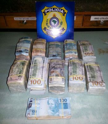 Divulgação PRF Notas de real e dólar ainda seriam contadas pela polícia