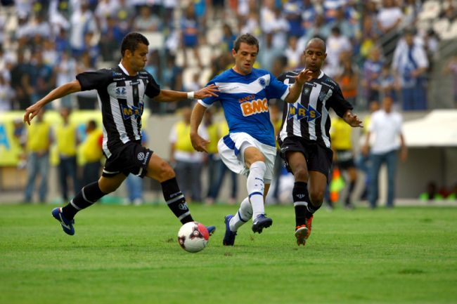 Carlos Roberto/Jornal Hoje em Dia/12-02-12 Montillo antes passar para gol de Wellington Paulista