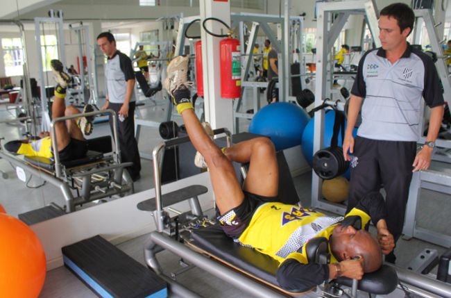 Leonardo Costa/19-12-11 Atacante Ademilson durante musculação