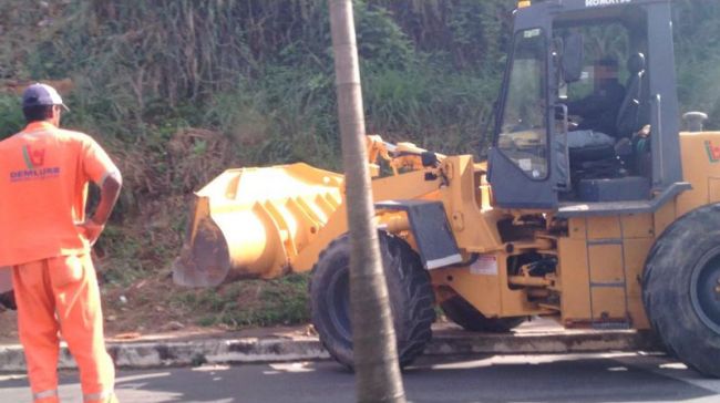 Segurança motivou limpeza de terreno, segundo Demlurb 2 Leitor registrou momento em que funcionários do Demlurb trabalhavam