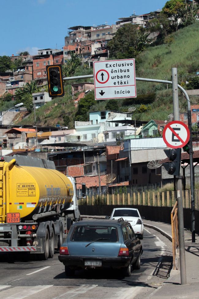 Fernando Priamo/15-01-14 Infração se repete na Coronel Vidal em trecho de início da pista exclusiva, no Cerâmica