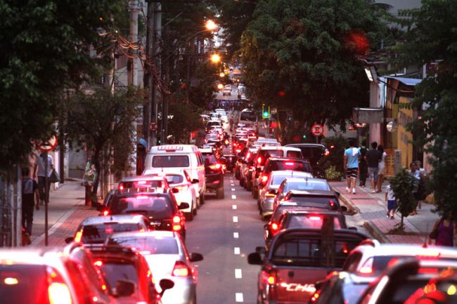 Trânsito ficou engarrafado na Rua Santo Antônio. Cena que se repetiu em outros locais da cidade