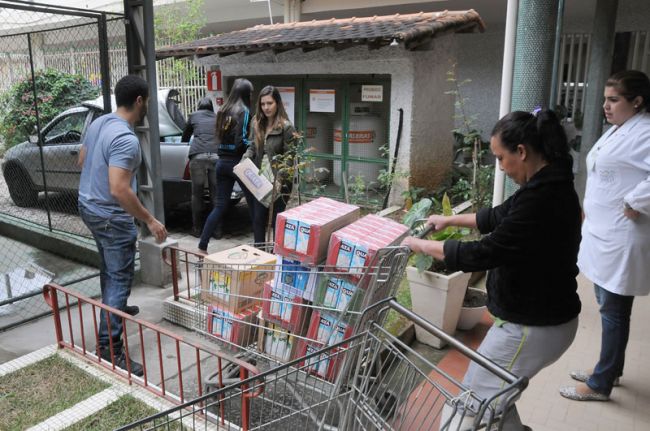 Universitários entregaram os produtos no Instituto