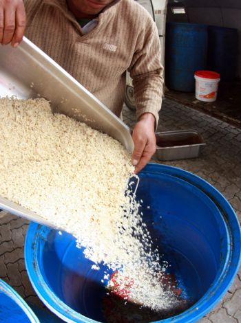 Fernando Priamo/18-11-11 Arroz é despejado em latão após o período do almoço
