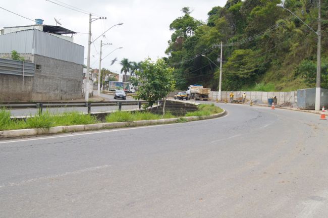 Faltam defensas metálicas e redutores de velocidade