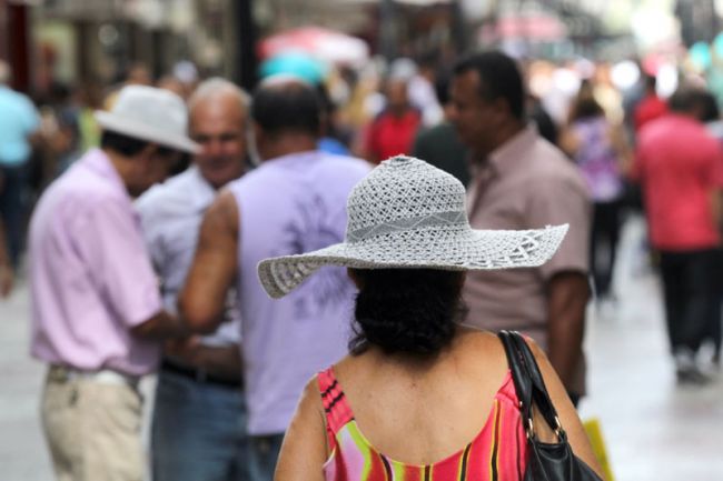 Mesmo com chuva, tempo continuará quente