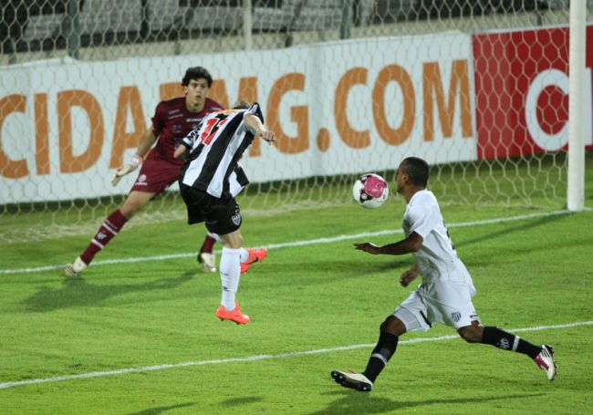 MARCELO PRATES-JORNAL HOJE EM DIA Goleiro Rodrigo acompanha cabeçada de Bernard