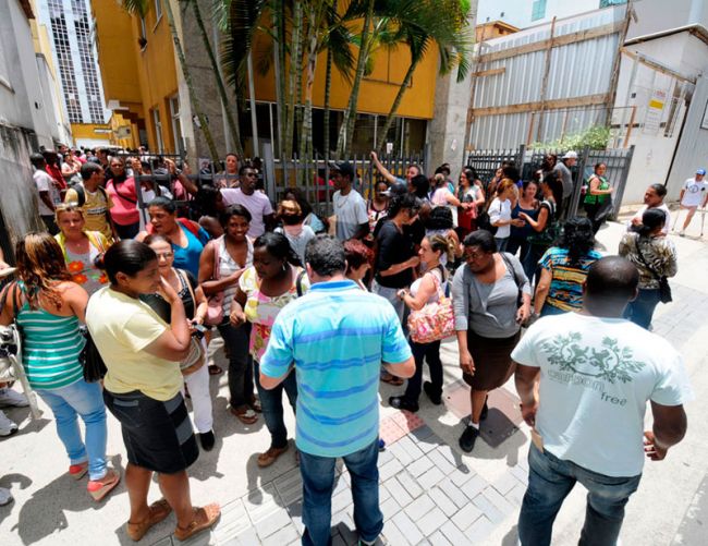 Funcionários de terceirizada fazem manifestação