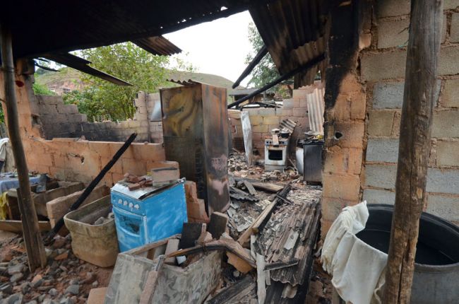 Olavo Prazeres/25-08-14 Fumaça invadiu casas vizinhas no Manoel Honório