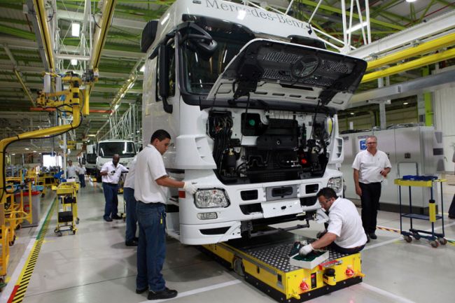 Metalúrgicos em uma das 36 estações da fábrica