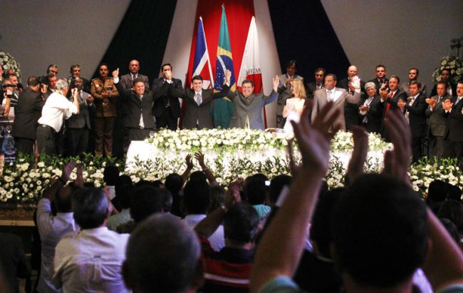 Vereadores, prefeito e vice após cerimônia de posse no Central