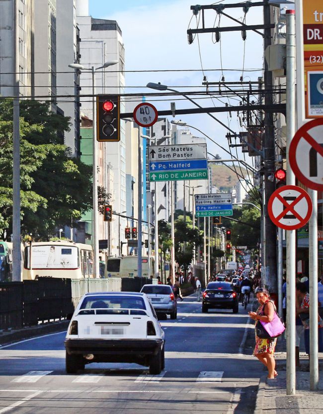 Motorista para em cima da faixa de pedestre na Rio Branco