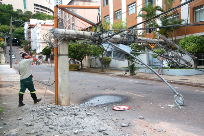 Fernando Priamo/07-03-14 Acidente aconteceu na Rua Mamoré, em São Mateus