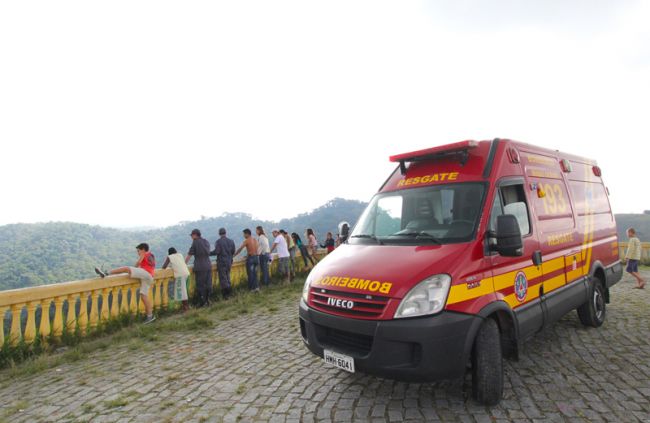 Bombeiros socorreram vítimas após a queda