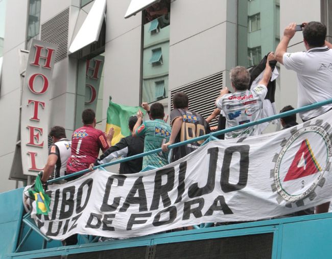 Trio parou em frente ao hotel onde está a equipe