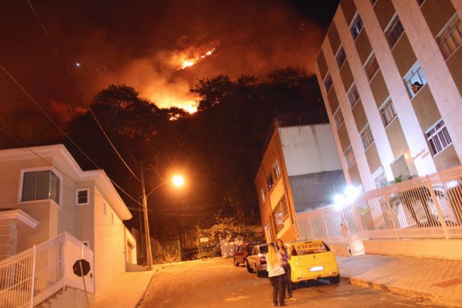 Leonardo Costa/08-09-12 Chamas deixaram o céu laranja na noite deste sábado