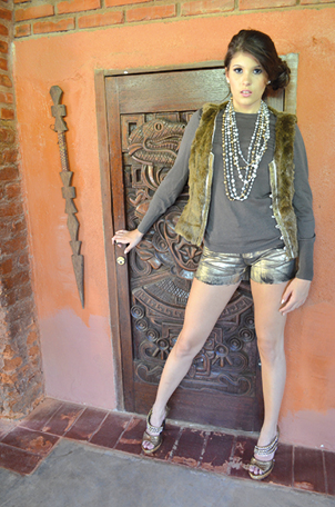 Stephania Neves Scapim Cunha com um dos 'look' do editorial Fashion Day on the farm - Uma mulher, várias personagens, postado no blog Forgirls