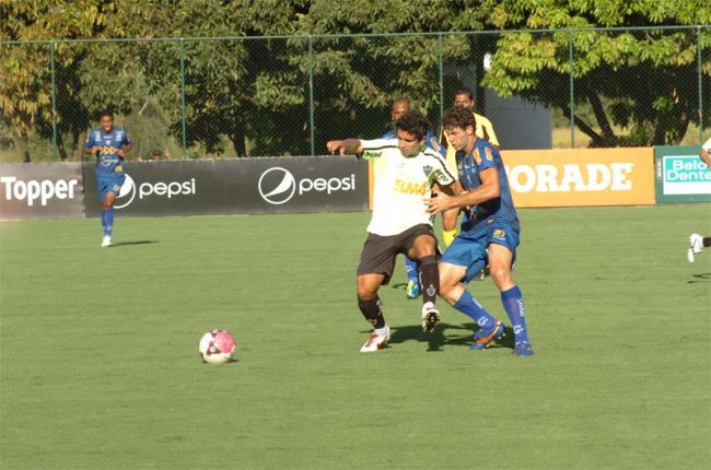 Marcos Michelin/EM/D.A Press Guilherme e Wesley Ladeira (Tupi) disputam a bola