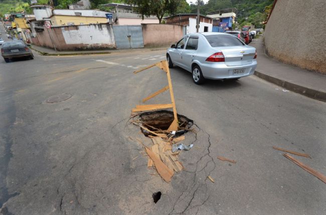 Olavo Prazeres/06-01-14 Quebra de rede de esgoto leva perigo a condutor no Bandeirantes