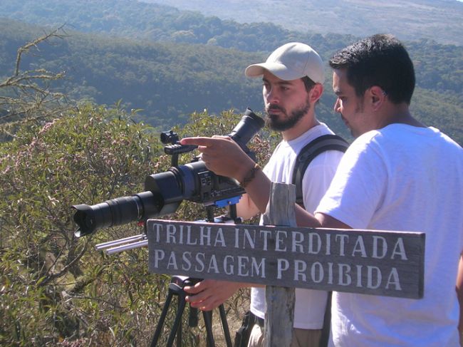Cristiano Rodrigues/Divulgação O diretor de fotografia Matheus Rocha e Marcos Pimentel em filmagem em Ibitipoca