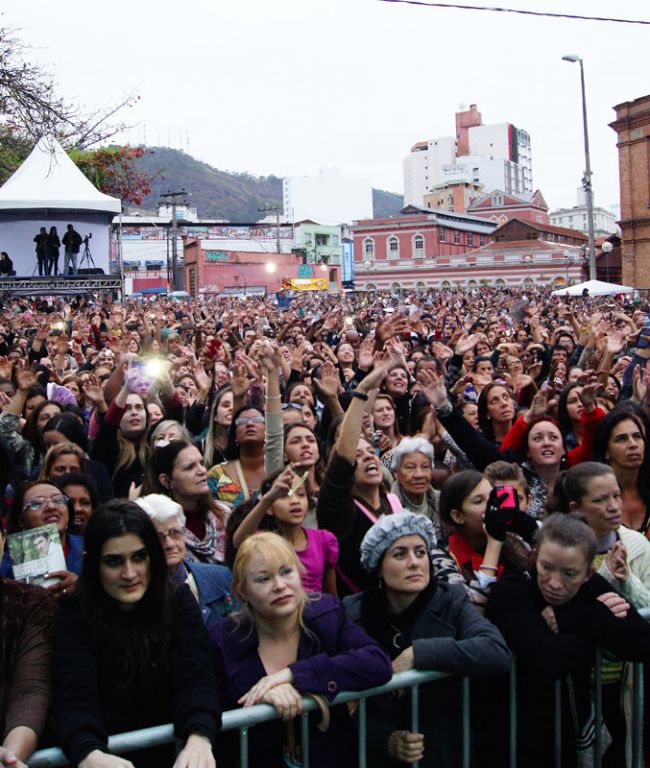 Lara Toledo/30-08-2014 Milhares de fiéis acompanharam show