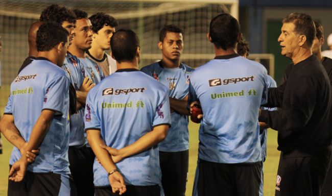 Leonardo Costa/25-10-11 Carijó fez treino noturno no Municipal