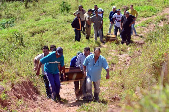 Olavo Prazeres/29-07-13 Corpos de mãe e filha foram resgatados já sem vida