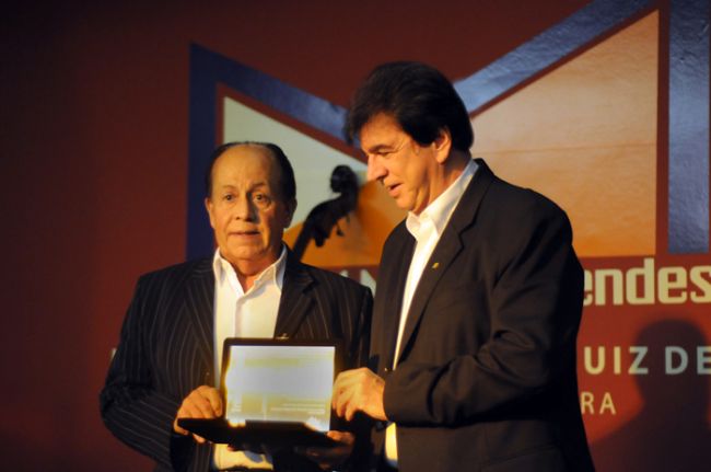 Juracy Neves recebe homenagem das mãos do reitor da UFJF Henrique Duque