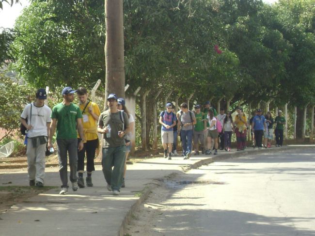 Divulgação Jovens estão realizando uma caminhada em direção ao Santuário Senhor Bom Jesus do Livramento