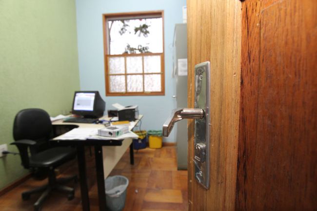 Janela da secretaria também foi arrombada e local revirado