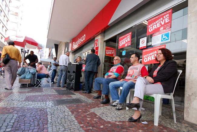 Classe realizou manifestação no Centro
