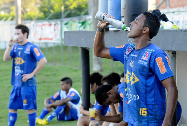 Lucas Tavares/07-07-12 Com dores no joelho esquerdo, o atacante Fabinho não treinou ontem