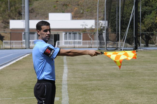 Árbitro auxiliar formado na UFJF é reserva do trio brasileiro selecionado pela Fifa e vive expectati