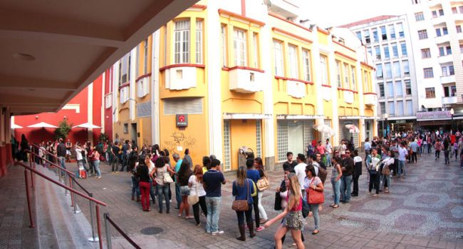 Fernando Priamo/21-08-14 Dezenas de pessoas formaram fila em frente ao Cine-Theatro Central